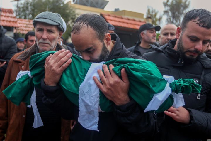Ο Jalal Mohsin, φιλάει το σώμα του παιδιού του Amir, που σκοτώθηκε σε ισραηλινό χτύπημα χθες το βράδυ, κατά τη διάρκεια της κηδείας του στο χωριό Qantara, στο νότιο Λίβανο, Πέμπτη 15 Φεβρουαρίου 2024.