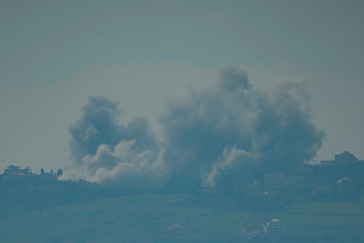 Καπνός υψώνεται μετά από στρατιωτικό βομβαρδισμό του Ισραήλ στο νότιο Λίβανο, όπως φαίνεται από το βόρειο Ισραήλ, Πέμπτη 15 Φεβρουαρίου 2024.