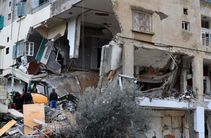 Εργαζόμενοι της πολιτικής προστασίας και διασώστες απομακρύνουν μπάζα από κτίριο που δέχθηκε επίθεση το βράδυ της Τετάρτης από ισραηλινή αεροπορική επιδρομή, στην πόλη Nabatiyeh, στο νότιο Λίβανο, Πέμπτη 15 Φεβρουαρίου 2024.