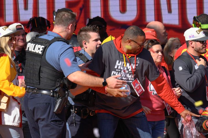 Η αστυνομία απομακρύνει τους Kansas City Chiefs από τη σκηνή μετά από πυροβολισμούς στη συγκέντρωση για τη νίκη τους στο Super Bowl στο Kάνσας Σίτι, Τετάρτη 14 Φεβρουαρίου 2024.
