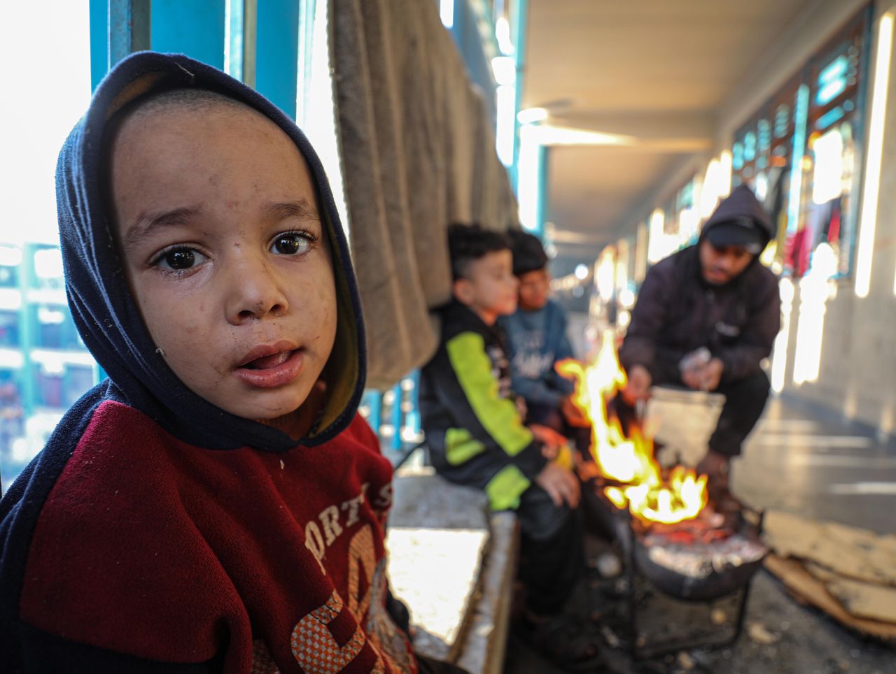 ΓΑΖΑ ΠΟΛΗ, ΓΑΖΑ - 16 ΦΕΒΡΟΥΑΡΙΟΥ: Παιδιά Παλαιστινίων βρίσκουν καταφύγιο με τις οικογένειές τους ενώ τρώνε τσάι και ψωμί παρασκευασμένα σε ξύλα, κάτω από δύσκολες συνθήκες, καθώς η ισραηλινή επίθεση συνεχίζεται στην πόλη της Γάζας, στις 16 Φεβρουαρίου 2024. (Photo by Dawoud Abo Alkas/Anadolu via Getty Images)