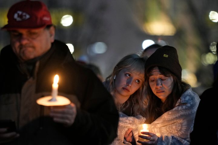 Άνθρωποι παρακολουθούν αγρυπνία με κεριά για τα θύματα των πυροβολισμών στη συγκέντρωση για τη νίκη των Kansas City Chiefs στο Super Bowl την Πέμπτη 15 Φεβρουαρίου 2024 στο Κάνσας Σίτι.