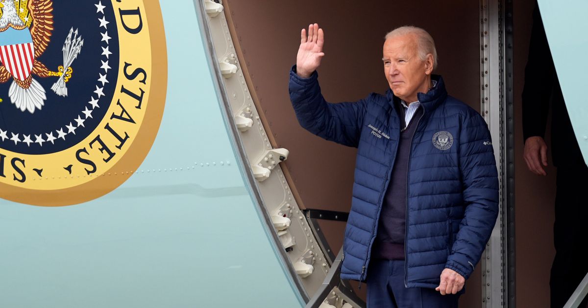 Biden visite la ville de l’Ohio 1 an après le déraillement d’un train toxique