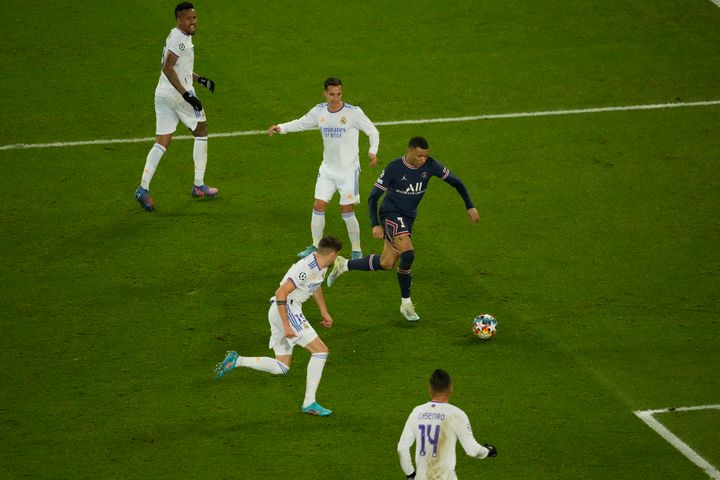 Ο Kylian Mbappe της PSG, δεξιά, σκοράρει το εναρκτήριο γκολ της ομάδας του κατά τη διάρκεια του ποδοσφαιρικού αγώνα Champions League, γύρος των 16, πρώτη φάση, μεταξύ της Παρί Σεν Ζερμέν και της Ρεάλ Μαδρίτης στο στάδιο Parc des Princes, στο Παρίσι, Γαλλία, Τρίτη 15 Φεβρουαρίου 2022. Ο Mbappe δήλωσε στην Paris Saint-Germain ότι θα αποχωρήσει από τον σύλλογο στο τέλος της σεζόν, όπως αναφέρθηκε την Πέμπτη 15 Φεβρουαρίου 2024.