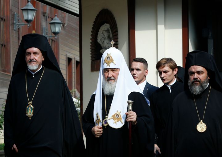 Ο Πατριάρχης Μόσχας Κύριλλος, στο κέντρο, φτάνει για τη συνάντησή του με τον Οικουμενικό Πατριάρχη Βαρθολομαίο Α΄, τον πνευματικό ηγέτη των Ορθοδόξων Χριστιανών του κόσμου, στο Πατριαρχείο στην Κωνσταντινούπολη, Παρασκευή 31 Αυγούστου 2018.