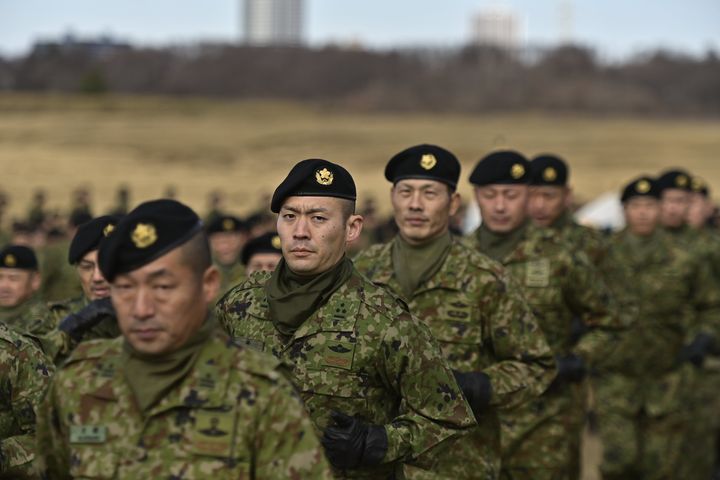 Η 1η Αερομεταφερόμενη Ταξιαρχία των Ιαπωνικών Δυνάμεων Αυτοάμυνας διεξάγει εκπαίδευση καθόδου με τους συμμάχους ΗΠΑ, Ηνωμένο Βασίλειο, Καναδά, Γαλλία, Γερμανία και Φιλιππίνες στις 7 Ιανουαρίου 2024, στο στρατόπεδο εκπαίδευσης Narashino, στο νομό Chiba κοντά στο Τόκιο της Ιαπωνίας.