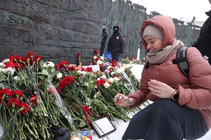 Μια γυναίκα τοποθετεί ένα κερί στη μνήμη του Αλεξέι Ναβάλνι στο μνημείο του Τείχους της Θλίψης στις 17 Φεβρουαρίου 2024 στη Μόσχα της Ρωσίας.