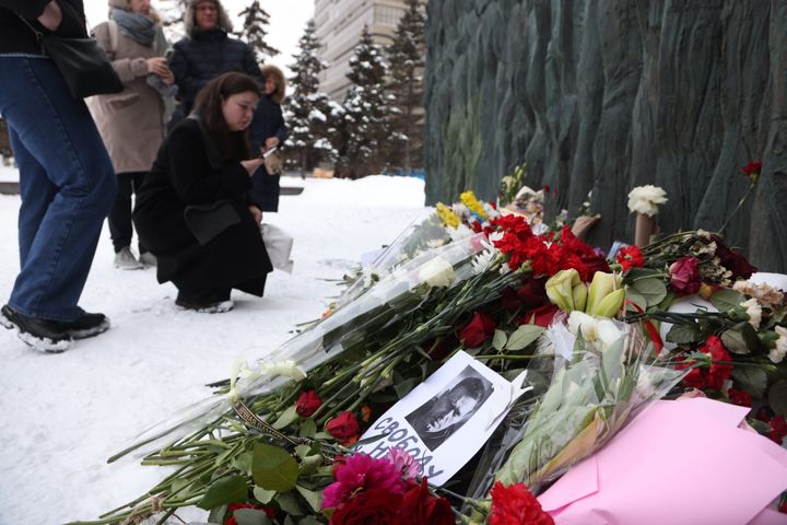 Μια φωτογραφία του Αλεξέι Ναβάλνι βρίσκεται ανάμεσα σε λουλούδια κοντά στο μνημείο του Τείχους της Θλίψης, 17 Φεβρουαρίου 2024, στη Μόσχα της Ρωσίας.