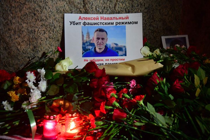 2月16日、ロシア北西部サンクトペテルブルクにある政治犯の追悼碑に置かれたナワリヌイ氏の写真と供花