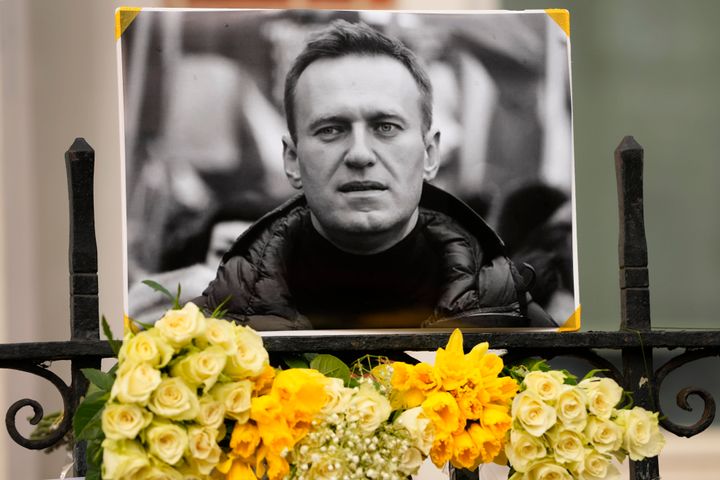 Λουλούδια και ένας πίνακας αφήνονται ως φόρος τιμής στον Ρώσο πολιτικό Αλεξέι Ναβάλνι, κοντά στη ρωσική πρεσβεία στο Λονδίνο, Κυριακή 18 Φεβρουαρίου 2024.
