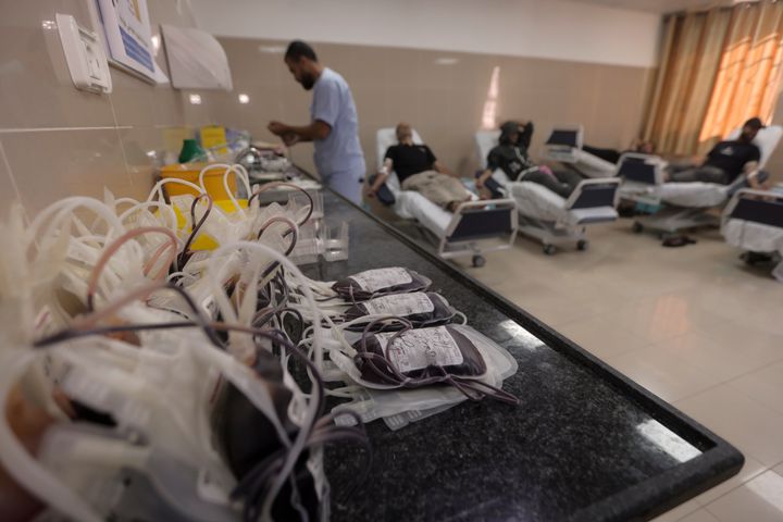 Παλαιστίνιοι δίνουν αίμα στο νοσοκομείο Nasser στο Χαν Γιουνίς, στη νότια Λωρίδα της Γάζας, Πέμπτη 16 Νοεμβρίου 2023.