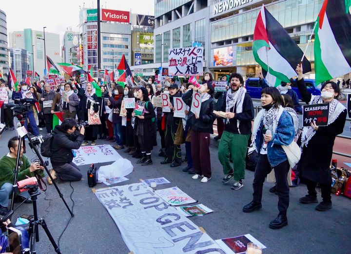 新宿駅前であったデモ。参加者たちは「Free Free Palestine」「今すぐ停戦」と声を張り上げた（2024年2月18日）