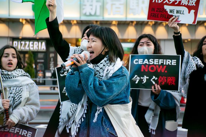 新宿駅前の抗議デモで「今すぐ停戦」と訴える参加者ら