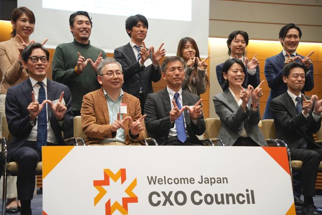 「Welcome Japan CxO Council」の「W」のポーズをする、コミュニティメンバーのビジネスリーダーたち