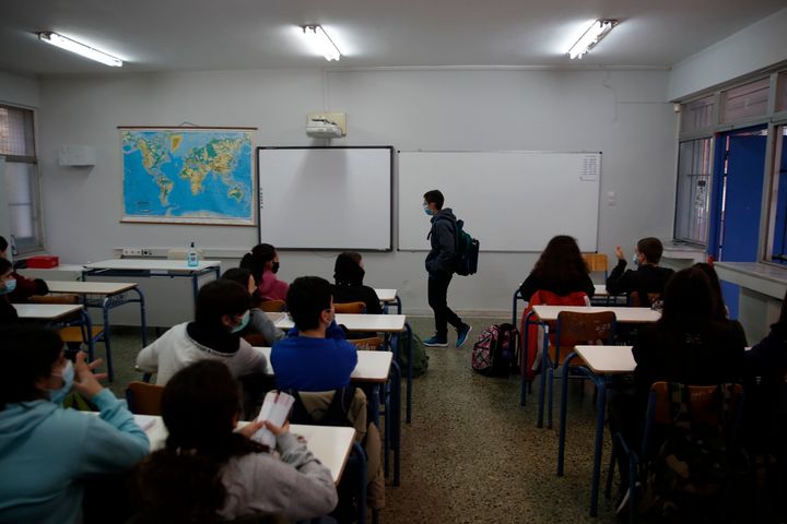 Οι μαθητές κάθονται μέσα στην τάξη τους σε ένα γυμνάσιο κατά τη διάρκεια της επαναλειτουργίας των μαθημάτων αυτοπροσώπως στην Αθήνα, Δευτέρα, 1 Φεβρουαρίου 2021. (AP Photo/Thanassis Stavrakis)