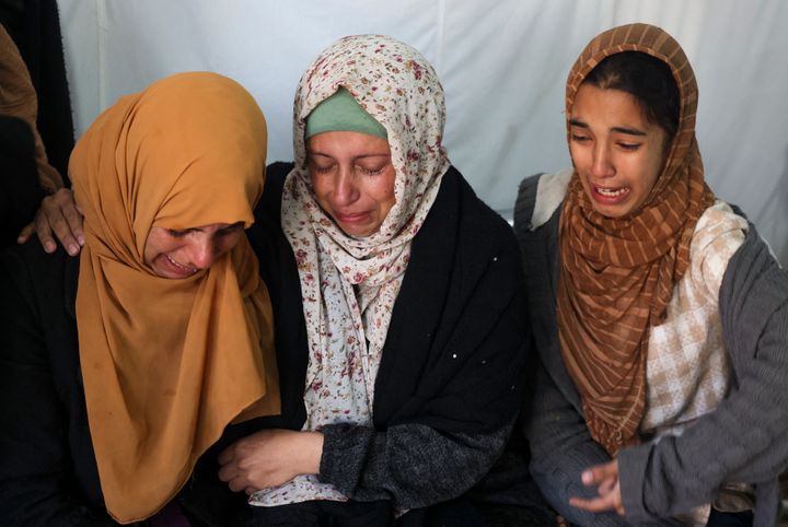 イスラエルの攻撃で亡くなった家族の死を悲しむガザの女性たち（2024年2月12日）