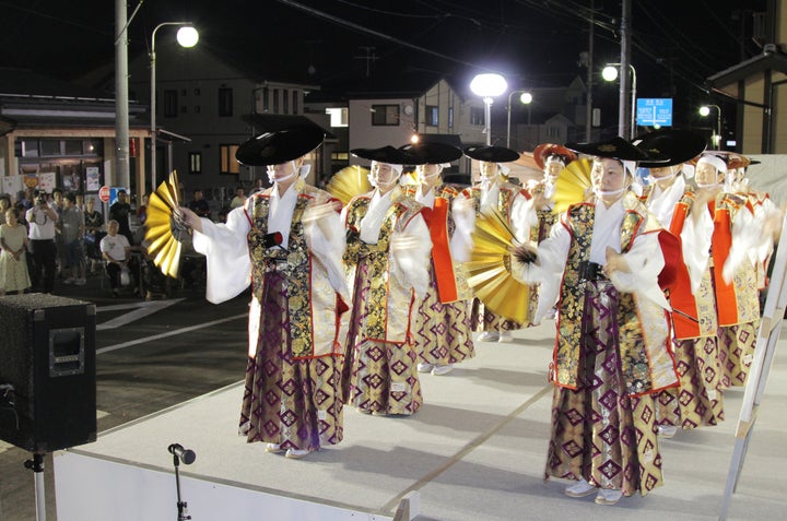 「相馬流れ山踊り」を披露する福島県浪江町の保存会の女性ら＝2011年8月11日、福島県二本松市