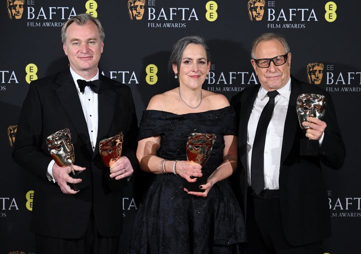 （左から）英国アカデミー賞で作品賞を受賞した映画『オッペンハイマー』のクリストファー・ノーラン監督、プロデューサーのエマ・トーマスさんとチャールズ・ローヴェンさん（2024年2月18日）