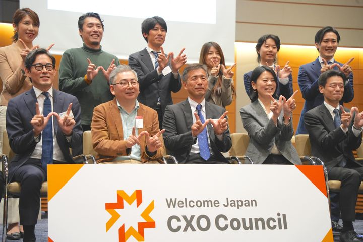 「Welcome Japan CxO Council」の「W」のポーズをする、コミュニティメンバーのビジネスリーダーたち