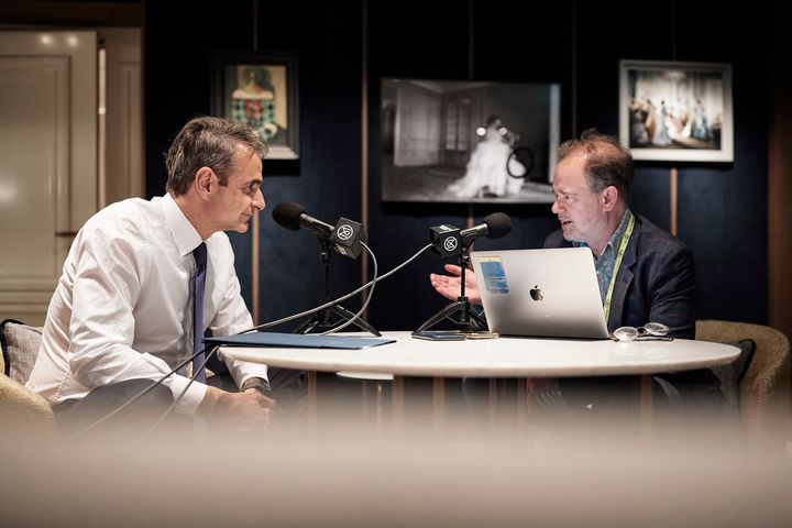 Ο πρωθυπουργός κατά τη διάρκεια του podcast στο Μόναχο