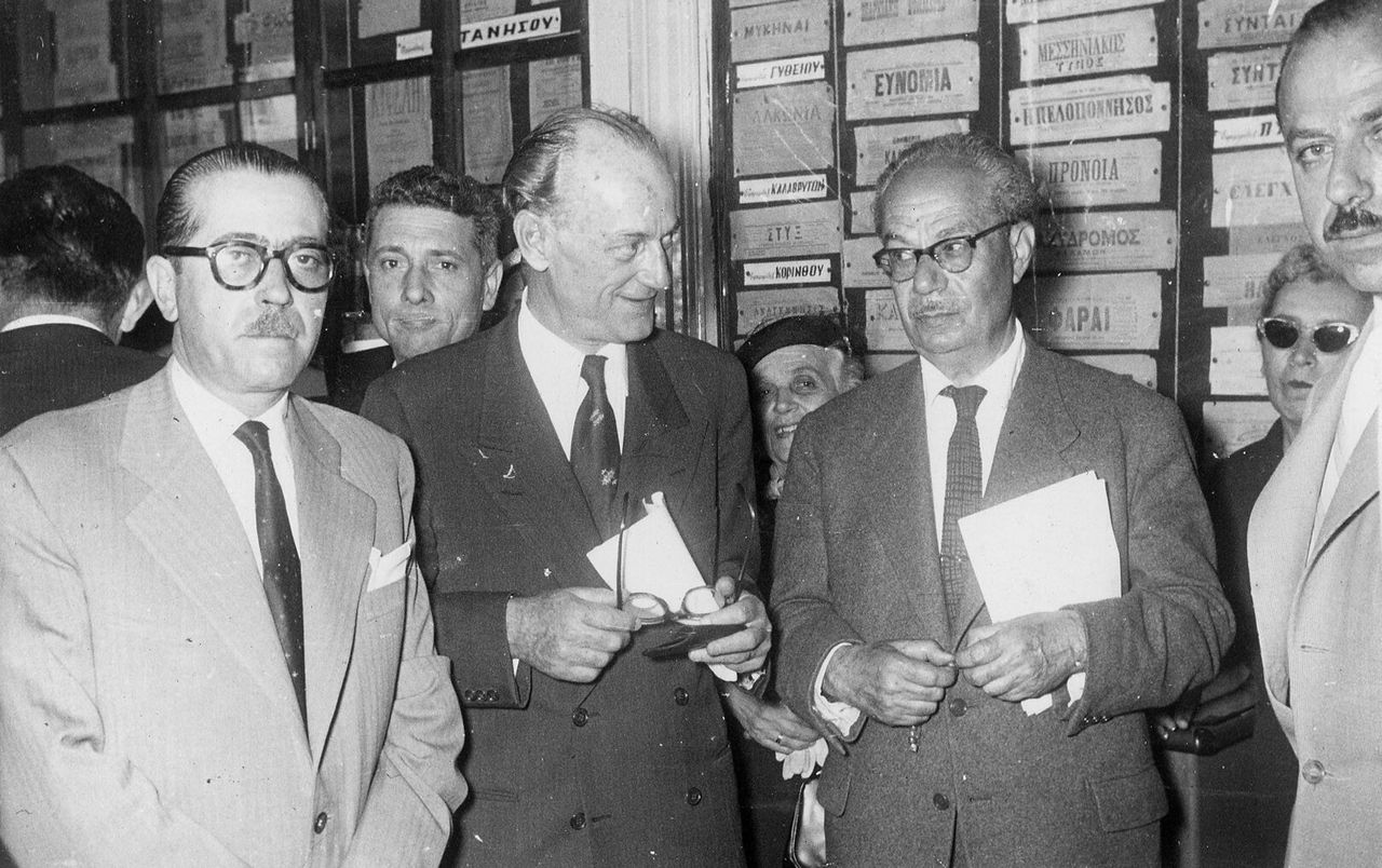 Από τα εγκαίνια του Μουσείου Τύπου την δεκαετία του '50. (Από αριστερά) Δημήτρης Λάγαρης, Πρόεδρος της Ενώσεως Συντακτών, Παναγιώτης Κανελλόπουλος, Στρατής Μυριβήλης, Γιάννης Κάραλης (δημοσιογράφος).