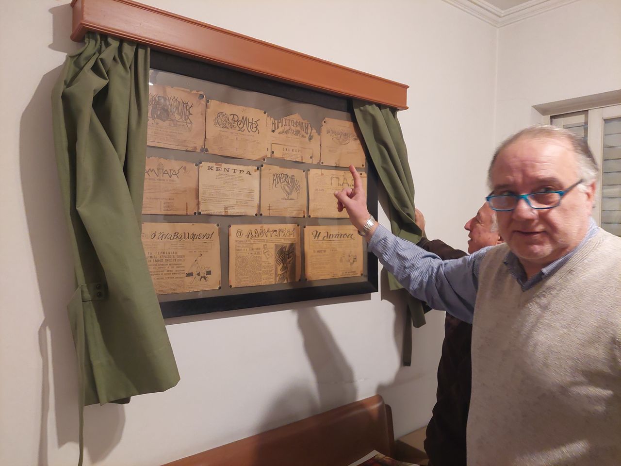Ο πρόεδρος της ΕΣΗΕΠΗΝ, Κυριάκος Κορτέσης, αποκαλύπτει τίτλους παλιών εφημερίδων στο Μουσείο Τύπου. 