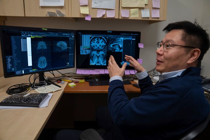 Ο ειδικός σε θέματα νευροαπεικόνισης Ki Seung Choi εξηγεί πώς χρησιμοποιεί σαρώσεις εγκεφάλου για να εντοπίσει το ακριβές σημείο σε έναν συγκεκριμένο ασθενή όπου πρέπει να τοποθετηθούν ηλεκτρόδια για θεραπεία βαθιάς εγκεφαλικής διέγερσης, στο Mount Sinai West στη Νέα Υόρκη στις 20 Δεκεμβρίου 2023.