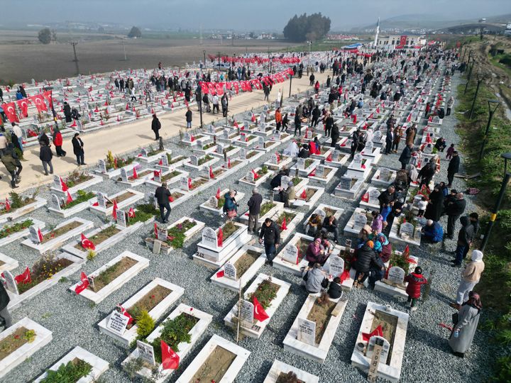 Χατάι: Χιλιάδες άνθρωποι αφήνουν λίγα λουλούδια στους τάφους αγαπημένων τους έναν χρόνο μετά τον σεισμό της 6ης Φεβρουαρίου.