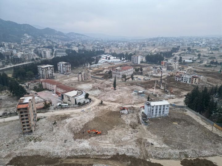 Το Χατάι όπως είναι σήμερα, ένα χρόνο μετά το σεισμό. Παρά τις υποσχέσεις Ερντογάν ότι σε ένα χρόνο θα είχαν χτιστεί σπίτια η πόλη είναι έρημη.