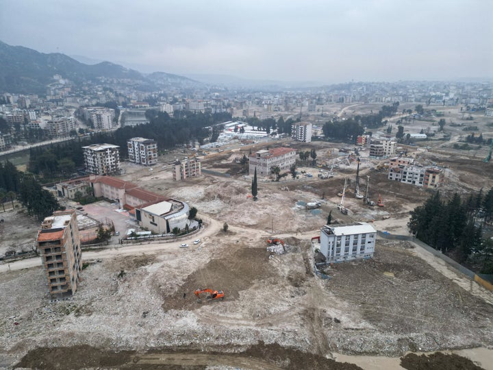 Το Χατάι όπως είναι σήμερα, ένα χρόνο μετά το σεισμό. Παρά τις υποσχέσεις Ερντογάν ότι σε ένα χρόνο θα είχαν χτιστεί σπίτια η πόλη είναι έρημη.