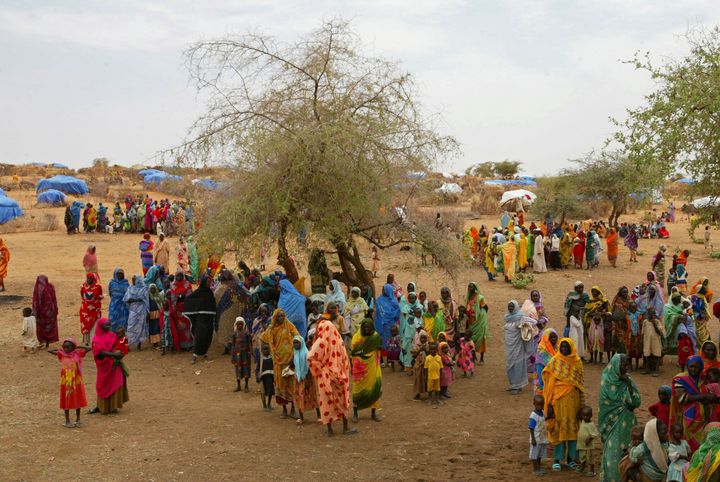 Σουδανοί εκτοπισμένοι συγκεντρώνονται στον καταυλισμό προσφύγων Zam Zam έξω από την πόλη El-Fashir στην περιοχή Darfour του Σουδάν, κατά τη διάρκεια επίσκεψης αξιωματούχων του ΟΗΕ, την 1η Ιουλίου 2004.