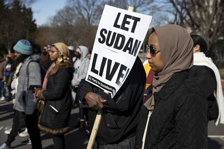 Διαδηλωτής κρατά πανό κατά τη διάρκεια συγκέντρωσης κατά της "ανάμειξης των ΗΑΕ στις εσωτερικές υποθέσεις του Σουδάν" μπροστά από την πρεσβεία των Ηνωμένων Αραβικών Εμιράτων στην Ουάσιγκτον, Ηνωμένες Πολιτείες, στις 18 Φεβρουαρίου 2024.