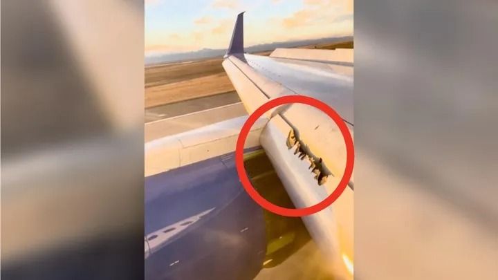 乗客が撮影した、損傷が生じた飛行機の羽