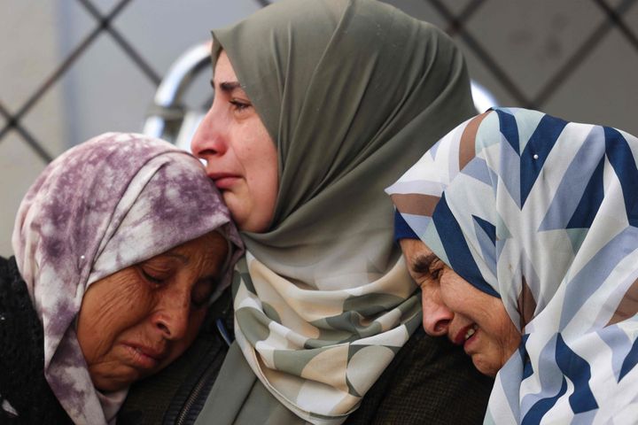ガザ地区南部ラファのアルナジャール病院で、イスラエル軍の砲撃で死亡した愛する人を悼む女性たち＝MOHAMMED ABED / AFP（2月12日）