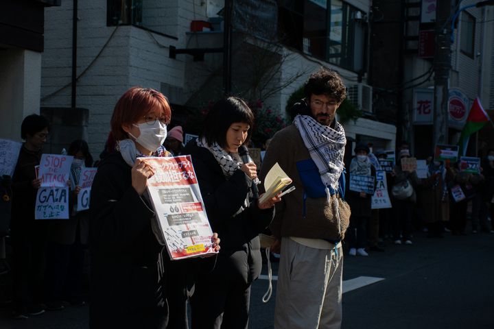 日本エヤークラフトサプライ東京本社前で抗議活動をする皆本さん（左）