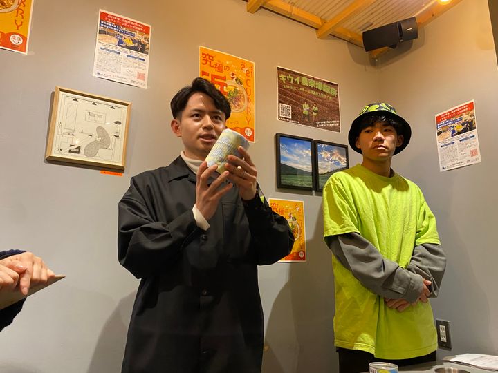 「SpiSea Blue」について説明する小野崎雄一さん（左、2月21日、東京・渋谷で）