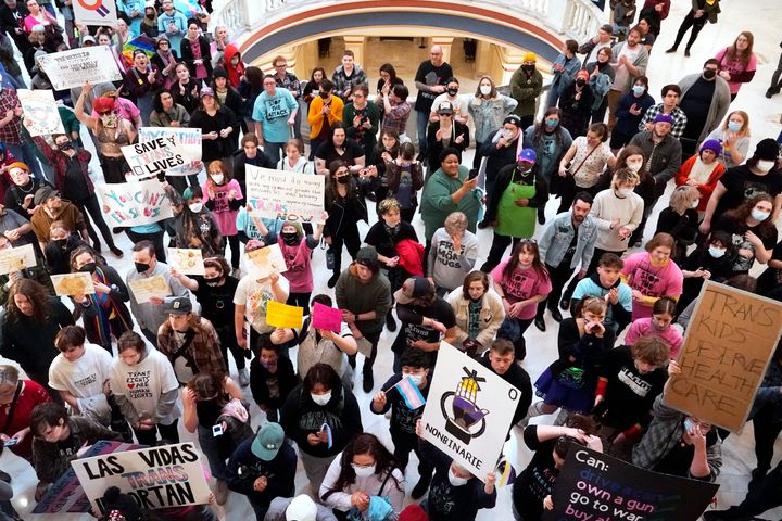 医療関係者にトランスジェンダーの若者に自認する性に近づけるケアを提供することを禁じる法律に反対し、オクラホマ州の州議会議事堂で抗議するトランスジェンダーの権利擁護活動家たち（2023年2月6日）