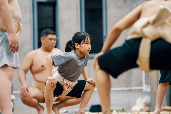 相撲の練習に励む小学生の女の子（イメージ写真、Gettyより）