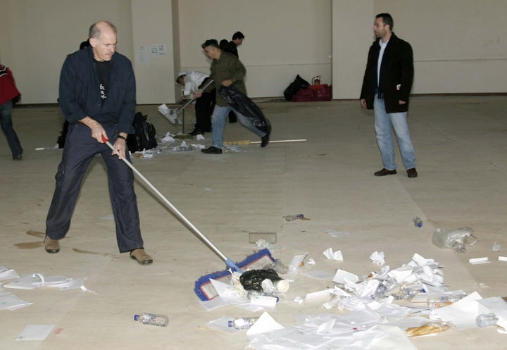 ΣΚΟΥΠΑ ΚΑΙ ΦΑΡΑΣΙ ΑΠΟ ΤΟΝ Γ. ΠΑΠΑΝΔΡΕΟΥ ΚΑΙ ΣΤΕΛΕΧΗ ΤΟΥ ΠΑΣΟΚ --ΣΤΟ ΣΤΑΔΙΟ ΠΟΥ ΔΙΕΞΗΧΘΕΙ ΤΟ ΣΥΝΕΔΡΙΟ ΤΟΥ ΠΑΣΟΚ--, ΓΙΑ ΝΑ ΚΑΘΑΡΙΣΤΕΙ Ο ΧΩΡΟΣ ΣΤΗ ΦΩΤΟ Ο Γ. ΠΑΠΑΝΔΡΕΟΥ ΜΕ ΦΟΡΜΑ ΚΑΙ ΣΚΟΥΠΑ--ΦΩΤΟ Χρηστος Μπονης//EUROKINISSI