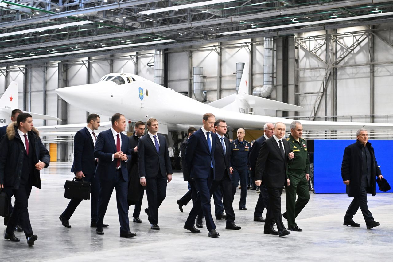 Ο Ρώσος πρόεδρος Βλαντιμίρ Πούτιν, τρίτος δεξιά, ο Ρώσος υπουργός Άμυνας Σεργκέι Σοϊγκού, δεύτερος δεξιά, και ο επικεφαλής της Δημοκρατίας του Ταταρστάν Ρουστάμ Μινιχάνοφ, δεξιά, περπατούν μπροστά από ένα στρατηγικό βομβαρδιστικό Tu-160M καθώς επισκέπτονται το εργοστάσιο αεροπορίας του Καζάν που φέρει το όνομα του Σεργκέι Γκορμπούνοφ, ένα υποκατάστημα της εταιρείας στρατιωτικής βιομηχανίας Τουπόλεφ, στο Καζάν, πρωτεύουσα της Δημοκρατίας του Ταταρστάν, Ρωσία, Τετάρτη 21 Φεβρουαρίου 2024.