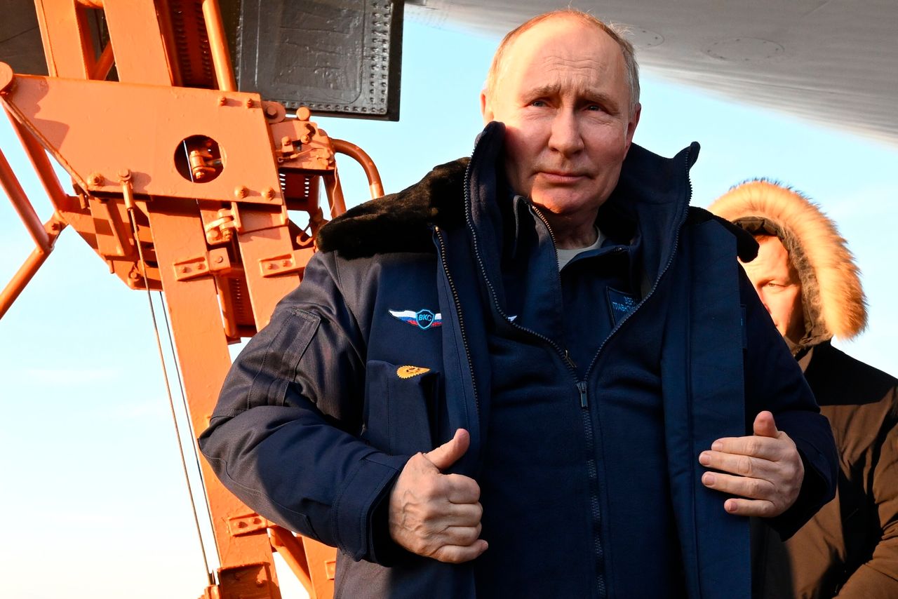 Ο Ρώσος πρόεδρος Βλαντιμίρ Πούτιν κατεβαίνει από ένα στρατηγικό βομβαρδιστικό Tu-160M μετά από πτήση στο Καζάν της Ρωσίας, Πέμπτη 22 Φεβρουαρίου 2024.