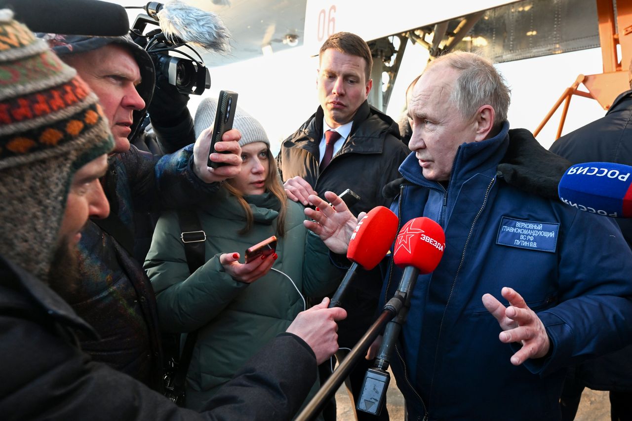 Ο Ρώσος πρόεδρος Βλαντιμίρ Πούτιν μιλάει στους δημοσιογράφους καθώς αποβιβάζεται από ένα στρατηγικό βομβαρδιστικό Tu-160M μετά από πτήση στο Καζάν της Ρωσίας, Πέμπτη 22 Φεβρουαρίου 2024.