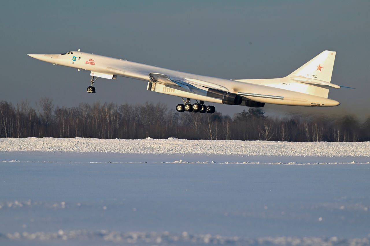 Ένα στρατηγικό βομβαρδιστικό Tu-160M με τον Ρώσο πρόεδρο Βλαντιμίρ Πούτιν στο σκάφος απογειώνεται από ένα αεροδρόμιο στο Καζάν της Ρωσίας, Πέμπτη 22 Φεβρουαρίου 2024.