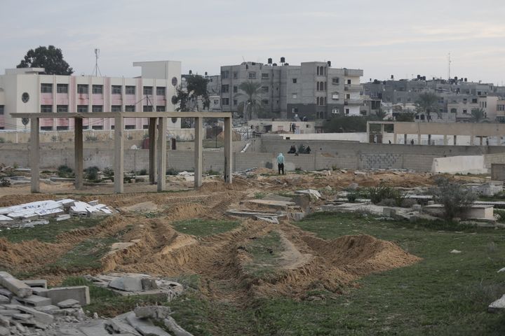 Άποψη ενός κατεστραμμένου νεκροταφείου μετά τις ισραηλινές επιθέσεις κοντά στο νοσοκομείο Nasser στο Khan Yunis της Γάζας στις 17 Ιανουαρίου 2024. (Photo by Jehad Alshrafi/Anadolu via Getty Images)