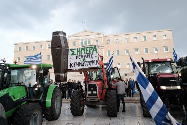2024 年 2 月 20 日，希腊雅典宪法广场，希腊农民骑着拖拉机前往议会大厦，抗议政府的农业政策。