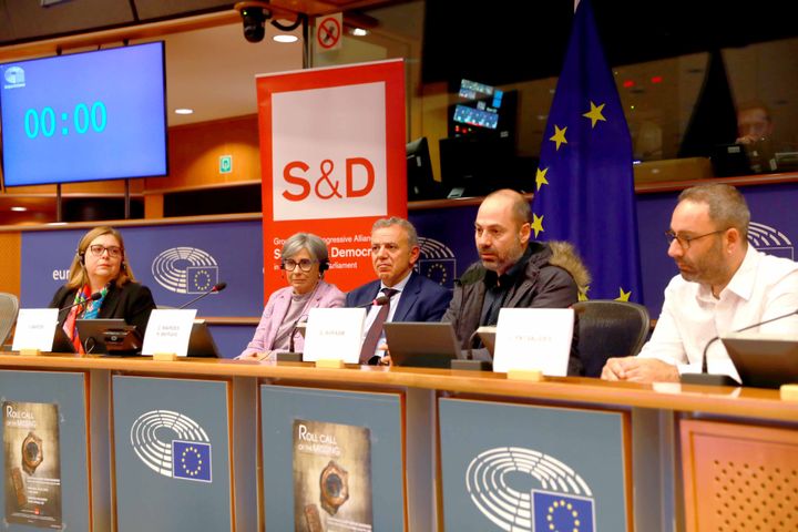 Από τα αριστερά προς τα δεξιά:η διευθύντρια της Ευρωπαϊκής Επιτροπής, Γιούντιτ Ρόζα, η εισηγήτρια του ευρωπαϊκού κοινοβουλίου για τους αγνοούμενους της Κύπρου, Ιζαμπέλ Σάντος, ο Ευρωβουλευτής Κ.Μαυρίδης, ο δημοσιογράφος Γιώργος Αβραάμ και ο σκηνοθέτης Κωνσταντίνος Πατσαλίδης