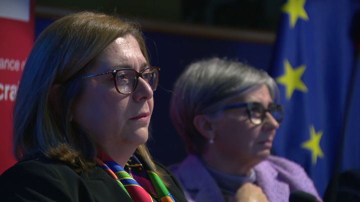  Η διευθύντρια της Ευρωπαϊκής Επιτροπής, Γιούντιτ Ρόζα και η εισηγήτρια του ευρωπαϊκού κοινοβουλίου για τους αγνοούμενους της Κύπρου, Ιζαμπέλ Σάντος παρακολουθούν το ντοκιμαντέρ