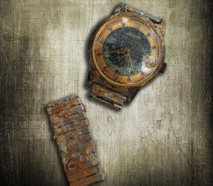 Ρολόι που βρέθηκε στις εκσκαφές για τον εντοπισμό οστών των αγνοουμένων. Ο χρόνος έχει σταματήσει 50 χρόνια πριν. Οι φωνές των αγνοουμένων ουρλιάζουν για δικαιώση
