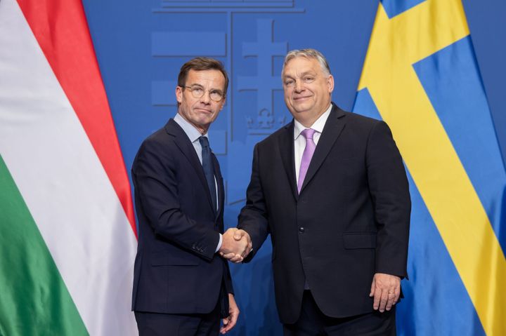 ΒΟΥΔΑΠΕΣΤΗ, ΟΥΓΓΑΡΙΑ - 23 ΦΕΒΡΟΥΑΡΙΟΥ: Ο πρωθυπουργός της Ουγγαρίας Viktor Orban (Δ) και ο πρωθυπουργός της Σουηδίας Ulf Kristersson (Α) ανταλλάσσουν χειραψία μετά από συνέντευξη Τύπου μετά τη συνάντησή τους στις 23 Φεβρουαρίου 2024 στη Βουδαπέστη της Ουγγαρίας.