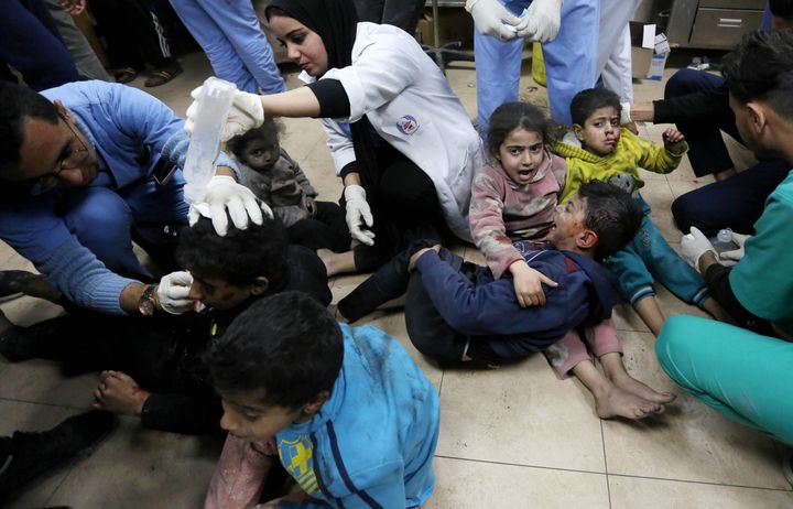 ガザ地区中部デイル・アル・バラで、イスラエル軍の攻撃を受け負傷し、治療を受けるパレスチナの子どもたち